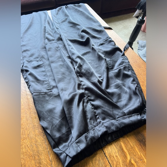 Women’s Medium Black Silky Cargo Pants - Picture 3 of 8
